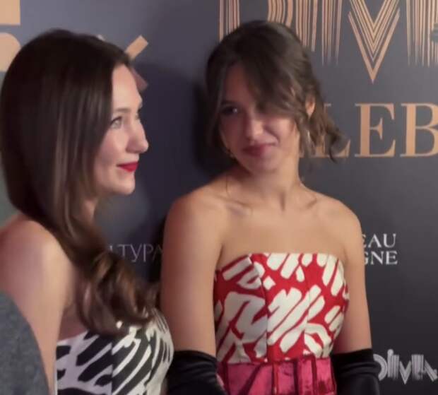 Актриса Екатерина Климова вышла в свет с дочерью в пышных платьях