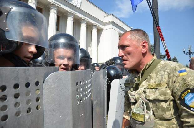 Айдаровец разговаривает с правоохранителями под Верховной Радой, 31 августа 2015 г. (Фото: Сергей Нужненко / УНИАН)