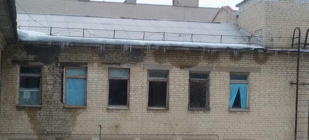 В Волгоградской области жители Камышина боятся ложиться в отделение хирургии и травматологии ЦРБ, потому что здание находится в ужасном состоянии и разваливается на глазах, передаёт v102.ru. Стены и потолки в потёках и трещинах, штукатурка пузырится или обвалилась, косяки дверей вываливаются, а трубы давно покрылись ржавчиной. Мебель вся старая, а матрасы на кроватях продавленные, засаленные и все в пятнах.