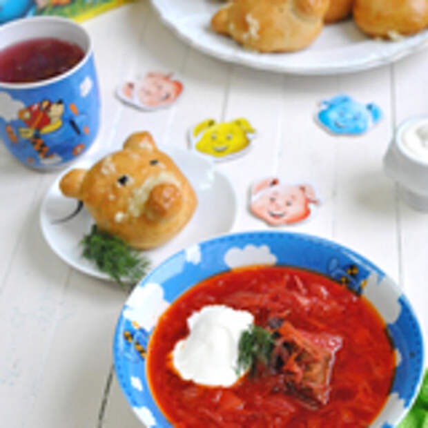 Борщ из квашенной капусты с чесночными свинками