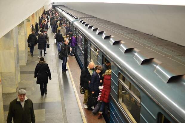 Потерял метро. Вагон метро на фиолетовой ветке. Подъезжающий поезд метро. Утерянное метро. Самое большое ветка в метро Россия.