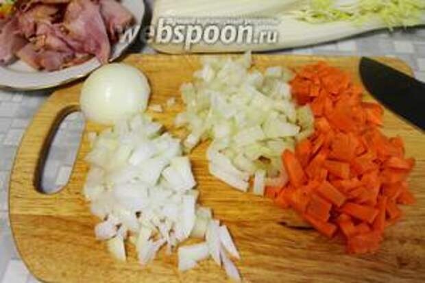 Овощи очистить и нарезать кубиком.