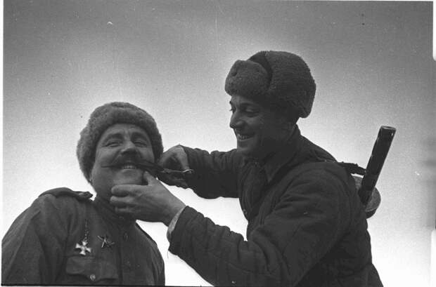 Боец РККА ровняет усы сослуживцу-кавалеру Георгиевского креста