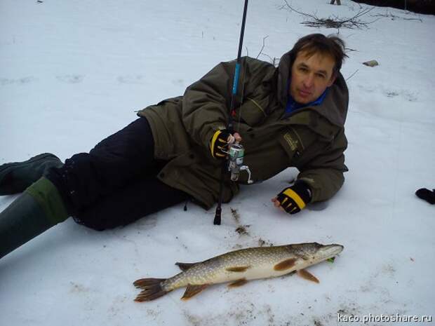 Ловля на москва реке. Спиннинг на зимней реке. Рыбалка на спиннинг на Москва реке зимой. Зимняя рыбалка в Москве. Рыбалка на реке Москва зимой.