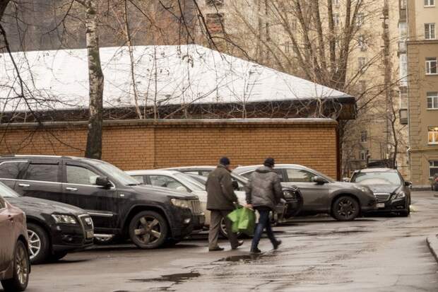 В этих сумках — «боксы» для денег и жилетки. «На дело» уходят обычно парами, редко — по трое