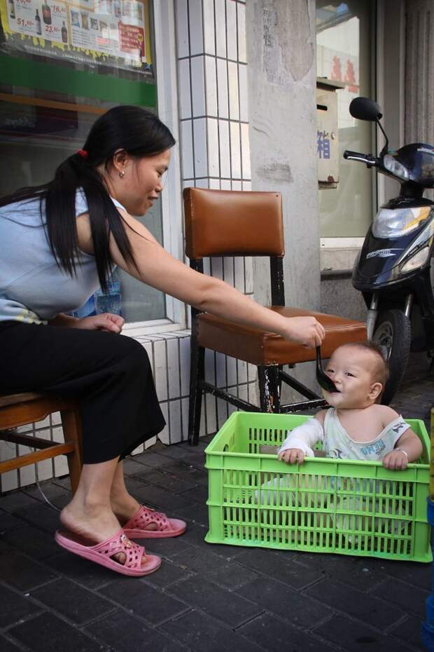 Шанхай, Китай, 2010 мамы, материнская любовь, мать и дитя, путешествия, трогательно, фото, фотомир, фотоочерки
