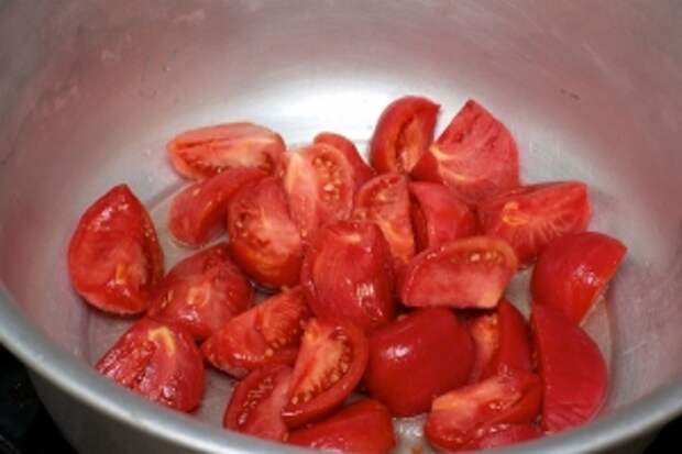 Первым слоем выкладываем помидоры.