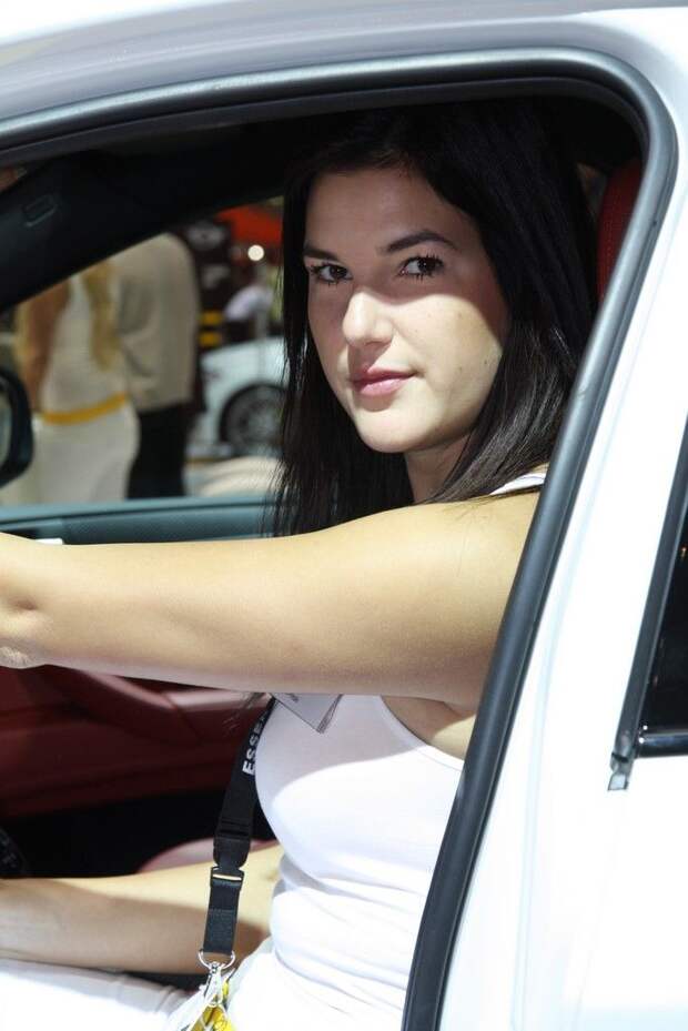 Девушки с автосалона Essen Motor Show (72 фото)