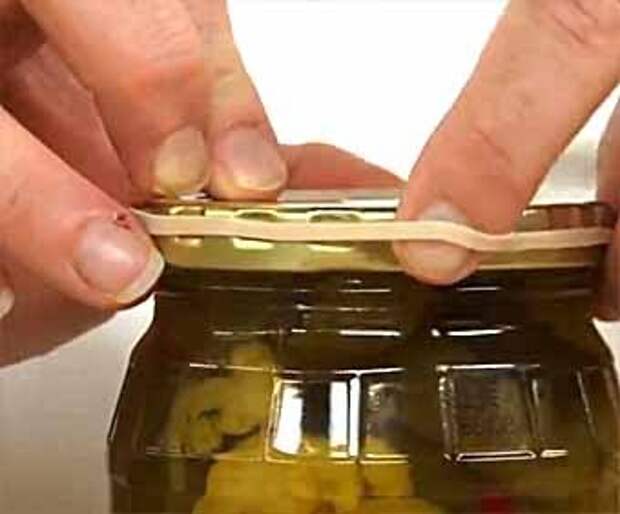 хитрости открытия банки с  закручивающейся крышкой 