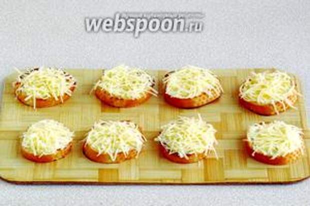 Поверх разложить сыр.