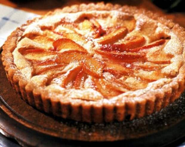 Творожный пирог с персиками и яблоками