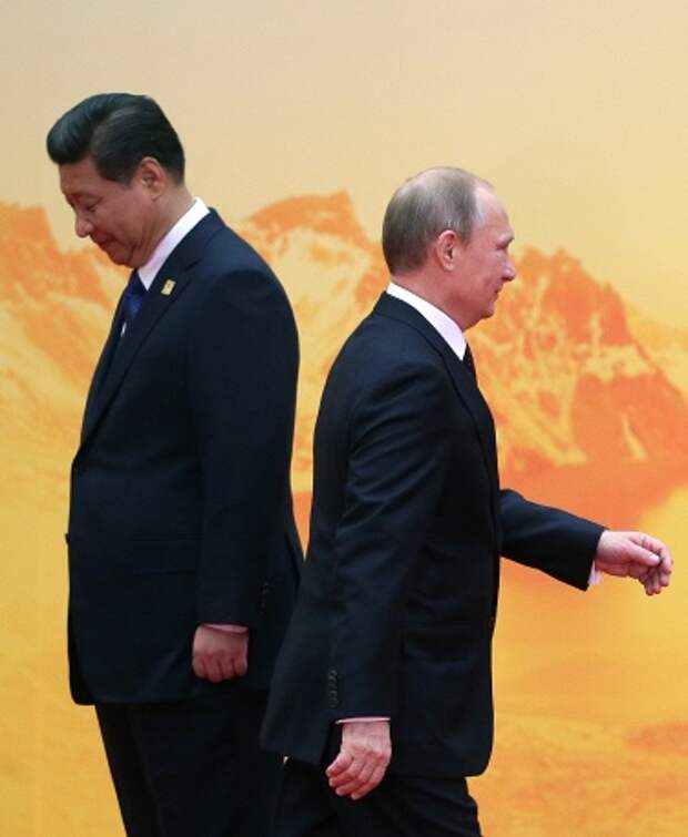 Председатель КНР Си Цзиньпин и президент РФ Владимир Путин на церемонии совместного фотографирования в международном конгресс-центре "Яньциху"