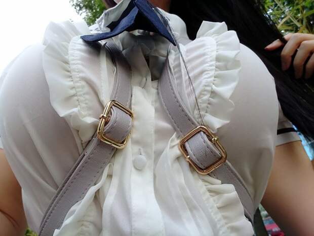 Японская косплеерша придумала самый правильный способ ношения рюкзака для девушек