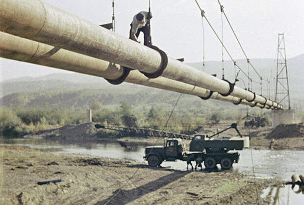 На строительстве магистрального нефтепровода «Дружба» в Карпатах. Воздушный переход через реку. Закарпатская область, Украина, октябрь 1962 года