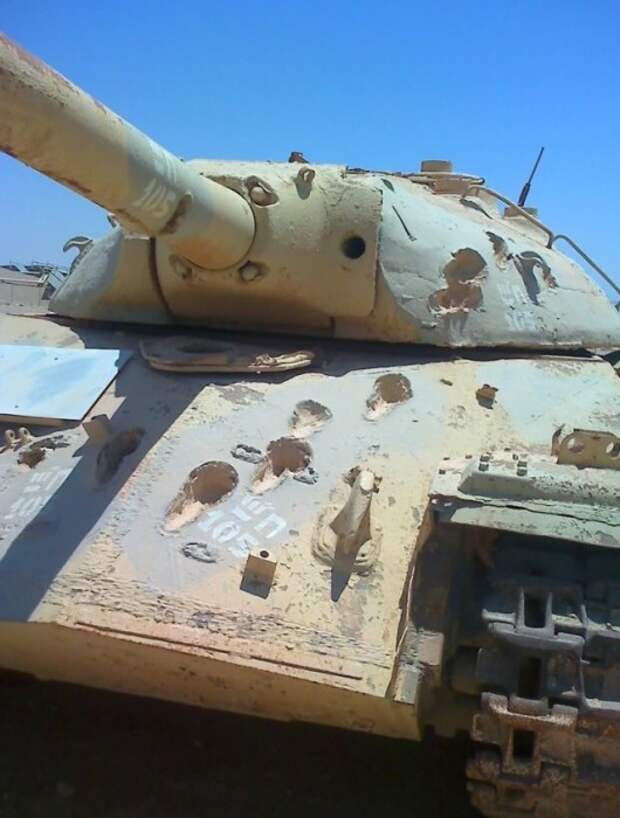 Этот танк ИС-3 безрезультативно обстреливали 105 мм орудием. | Фото: trinixy.ru.