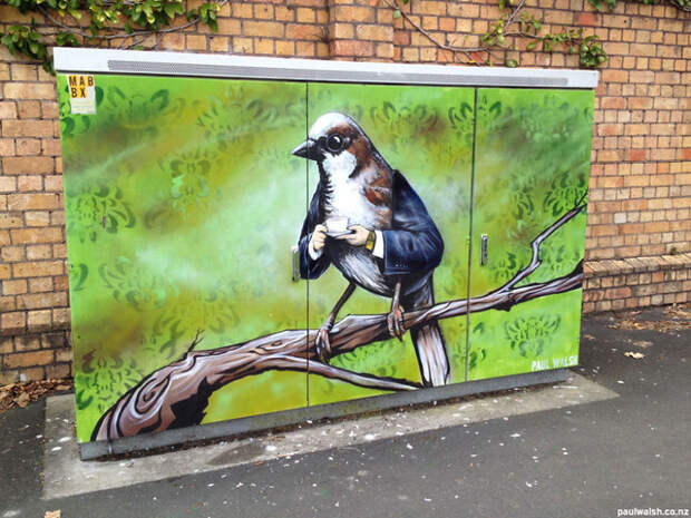 Птица с руками граффити, электрощиток