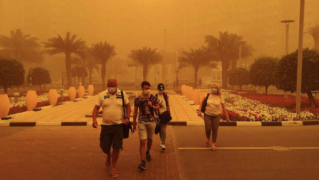Туристы во время песчаной бури в Дубае. Архивное фото