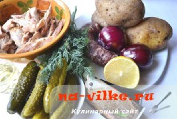 Картофельный салат с курицей и копчёностями