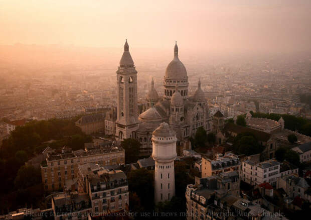Базилика Сакре-Кёр туманным утром в Париже.