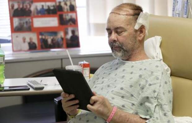 Трансплантация черепной крышки Первую в мире пересадку провели техасские ученые в этом году - 22 мая. На операцию ушло 15 часов. А пациентом стал 55-летний Джим Бойсен, ранее его лечили от рака и химиотерапия стала причиной разрушения кости черепной коробки. А в один день и вовсе образовалась глубокая рана на черепе с углублением, оно начало давить на мозг.