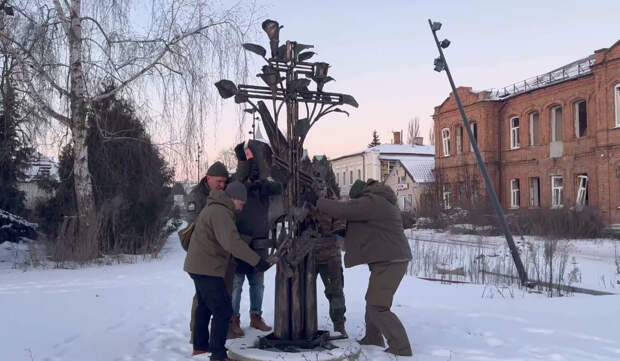 Выкованный из вражеского оружия крест установили в российском городе