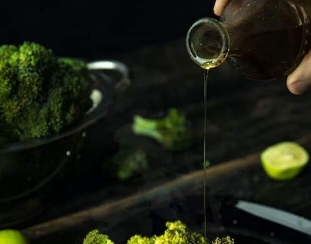 Врач Гинзбург назвал льняное масло среди самых полезных продуктов для мозга