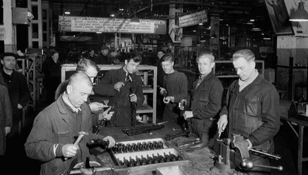 В понедельник люди приходили на работу отдохнувшие и полные сил, поэтому этот день недели не стали делать рыбным/Фото:comandir.com