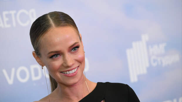 Не беременна? Жена Гарика Харламова показала фигуру на кинопремьере