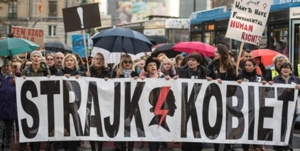 Протесты в Польше, надпись на плакате: «Страйк женщин»