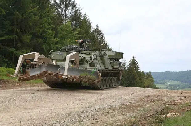 Германия передала Украине новый пакет военной помощи, основу которого составили инженерные машины