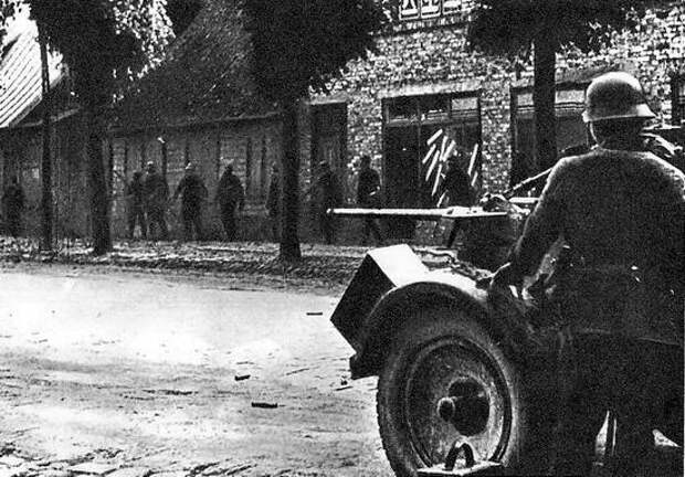 Гитлеровцы на улицах Лиепаи