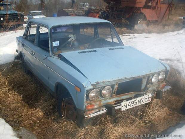 Свалка техники в полях (17 фото)