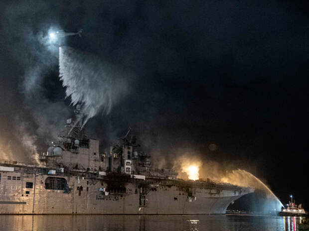 Соцсети высмеяли власти США за сгоревший военный корабль Соцсети высмеяли власти США за сгоревший военный корабль