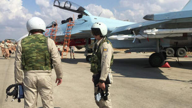 Российские летчики готовятся к полету на истребителе СУ-30СМ на авиабазе Хмеймим в Сирии. Архивное фото