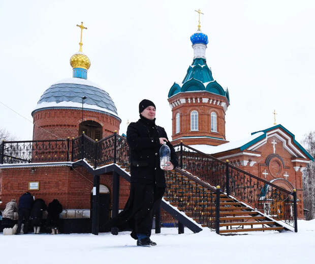 Священник объяснил, почему крещенская вода не теряет свои свойства