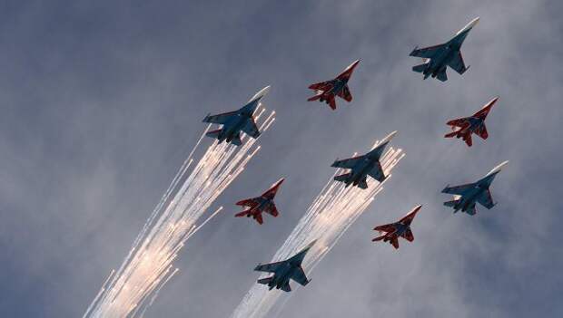 Многоцелевые истребители Су-27 пилотажной группы Русские Витязи и МиГ-29 пилотажной группы Стрижи во время военного парада в ознаменование 70-летия Победы в Великой Отечественной войне Многоцелевые истребители Су-27 пилотажной группы Русские Витязи и МиГ-29 пилотажной группы Стрижи во время военного парада в ознаменование 70-летия Победы в Великой Отечественной войне