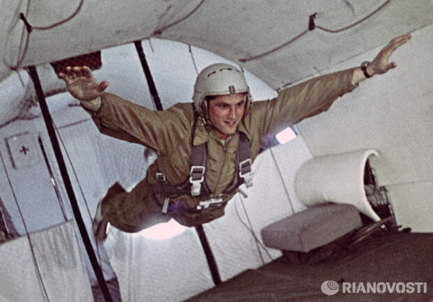 Космонавт Борис Волынов в состоянии невесомости в период подготовки к космическому полёту