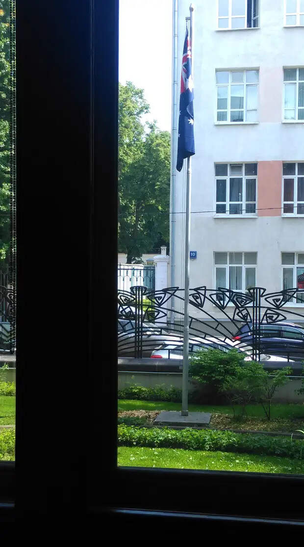 Еще в феврале я смотрел в это окно из-за ограды и вот я здесь, а ограда за окном)))