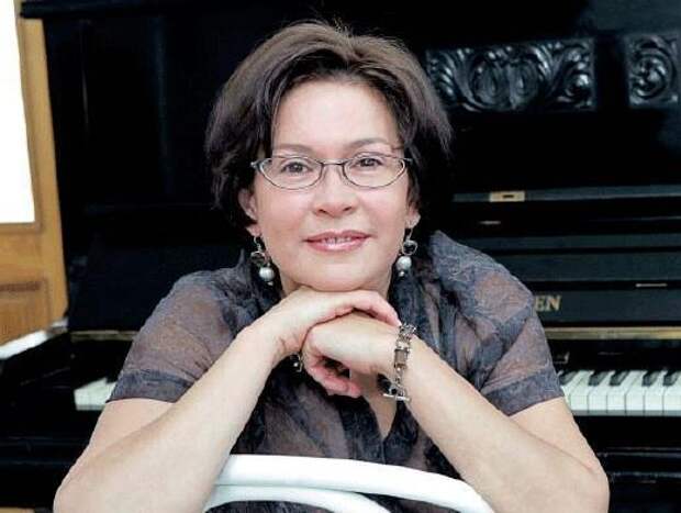 «Она не боролась за внимание»: как 60-летняя Кира Саксаганская выдержала измены Алексея Учителя с Юлией Пересильд и Софьей Мелединой