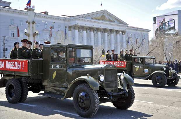 Участники Парада Победы в Чите на грузовых автомобилях ЗИС