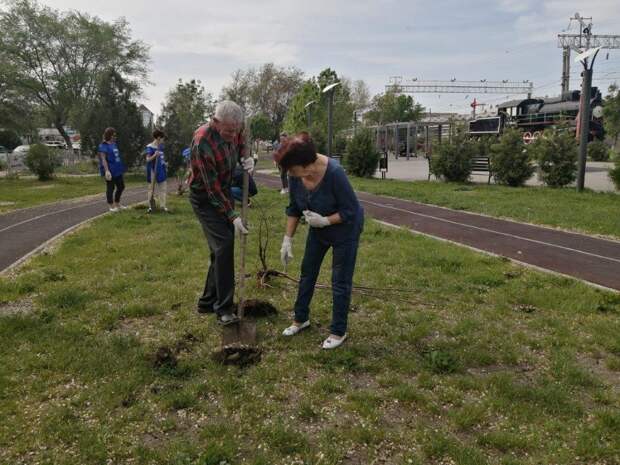 Сотрудники ПривЖД и ветераны провели субботники в Астрахани