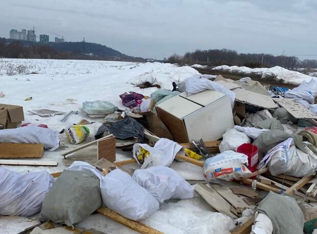 Очередная свалка образовалась в Артемовских лугах