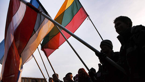 Люди с флагами Литвы, Латвии и Эстонии