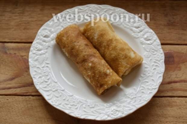 Полученной начинкой наполните блинчики из расчёта по 1 полной столовой ложке на 1 блин. Придайте блинам форму (конвертик, рулетик). Наши блинчики готовы. Они очень вкусные и сытные. Подавать блины в тёплом виде, добавив немного сметаны или сливочного соуса.