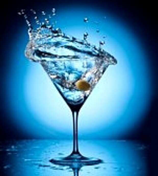 http://us.cdn4.123rf.com/168nwm/volff/volff1203/volff120300038/12892846-martini-splash-od-obiekt-lataj%C3%84%E2%80%A6cy-oliwek-na-niebieskim-tle.jpg