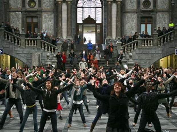 https://promptlings.files.wordpress.com/2015/02/antwerp-flash-mob.jpg