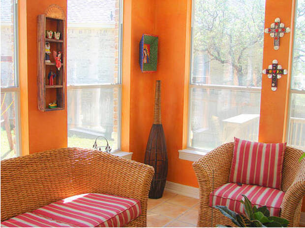 Яркие подушки и оранжевые стены