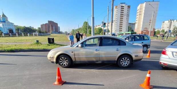 В Бобруйске под колеса легковушки попали двое маленьких детей.