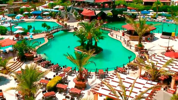 "Ищут пальму и моют дыни": как за границей вычисляют русских туристов в толпе