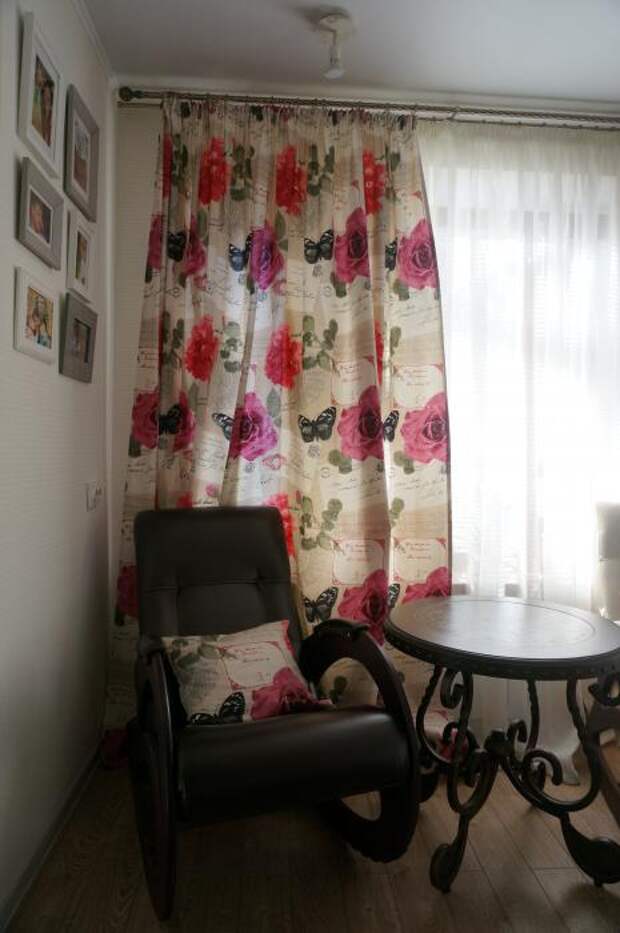 Кресло-качалка в гостиной, яркая штора с цветам в гостиную